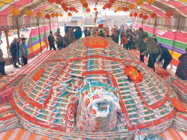 龙门观音宫超大米龟。（图／湖西乡公所提供）

