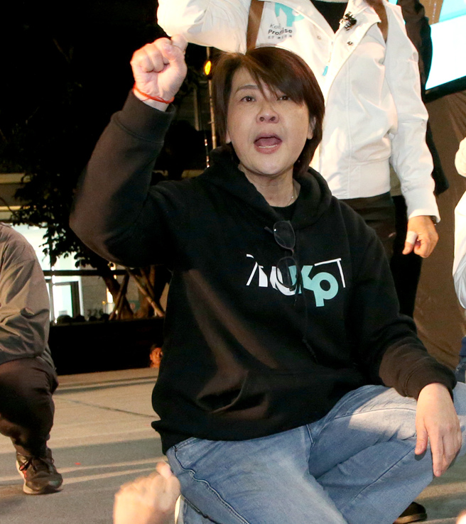 2024總統大選13日結果揭曉，台灣民眾黨的柯文哲敗選，競選總幹事黃珊珊向民眾致意。（趙雙傑攝）