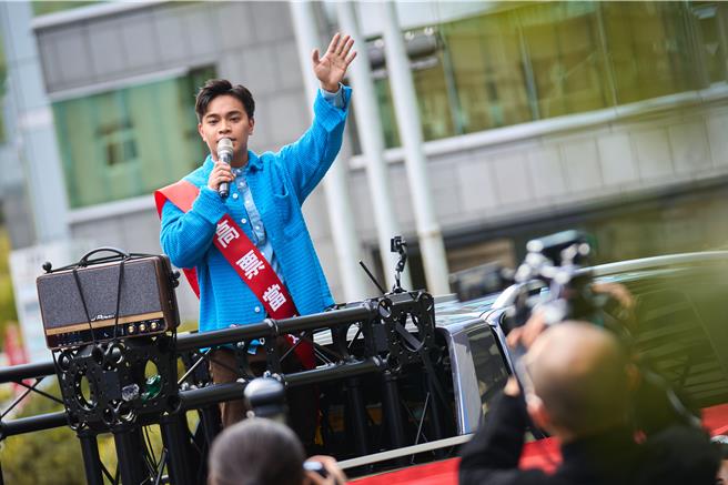 邱軍14日搭上「競選車」獻唱感謝粉絲。（索尼音樂提供）