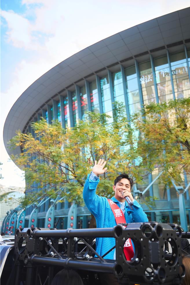 邱軍14日搭上「競選車」獻唱感謝粉絲。（索尼音樂提供）