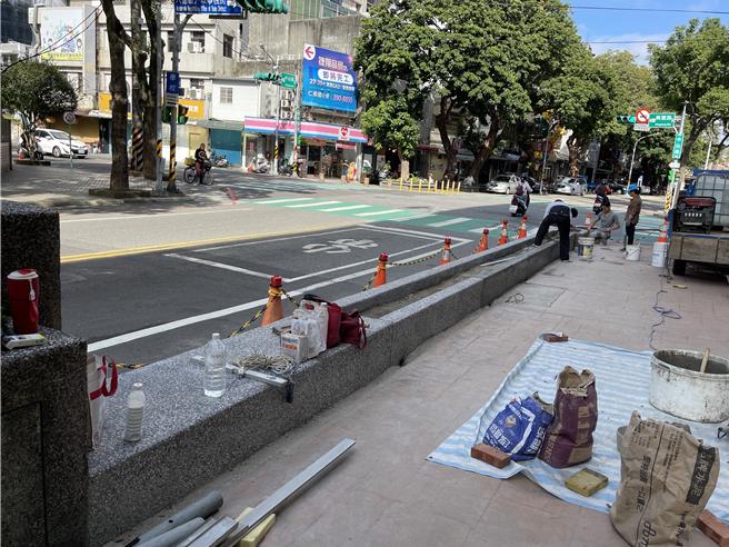 八德区公所目前已先将围篱改为篓空并降低围墙高度，保障学童通学及路口转角交通安全。图为改善后。（八德区公所提供／陈梦茹桃园传真）