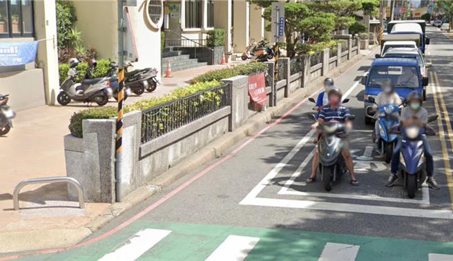 八德区公所因位于转角处，围栏常造成视线死角酿成交通事故。图为改善前。（八德区公所提供／陈梦茹桃园传真）