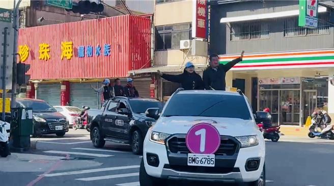 南投一選區5連霸立委馬文君（左）14日搭乘謝票車隊，從中寮鄉出發，沿著烏溪線繞行國姓、草屯、魚池回到埔里，感謝鄉親支持。立委馬文君提供