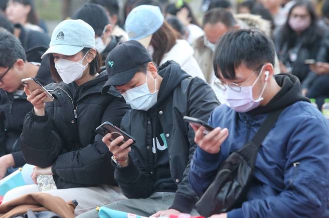 总统大选投票结束，民眾紧盯开票结果。（赵双杰摄）