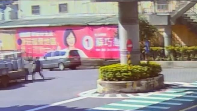 監視器拍下龍嫌砸車的過程。（新北市新莊警分局提供／呂健豪新北傳真）