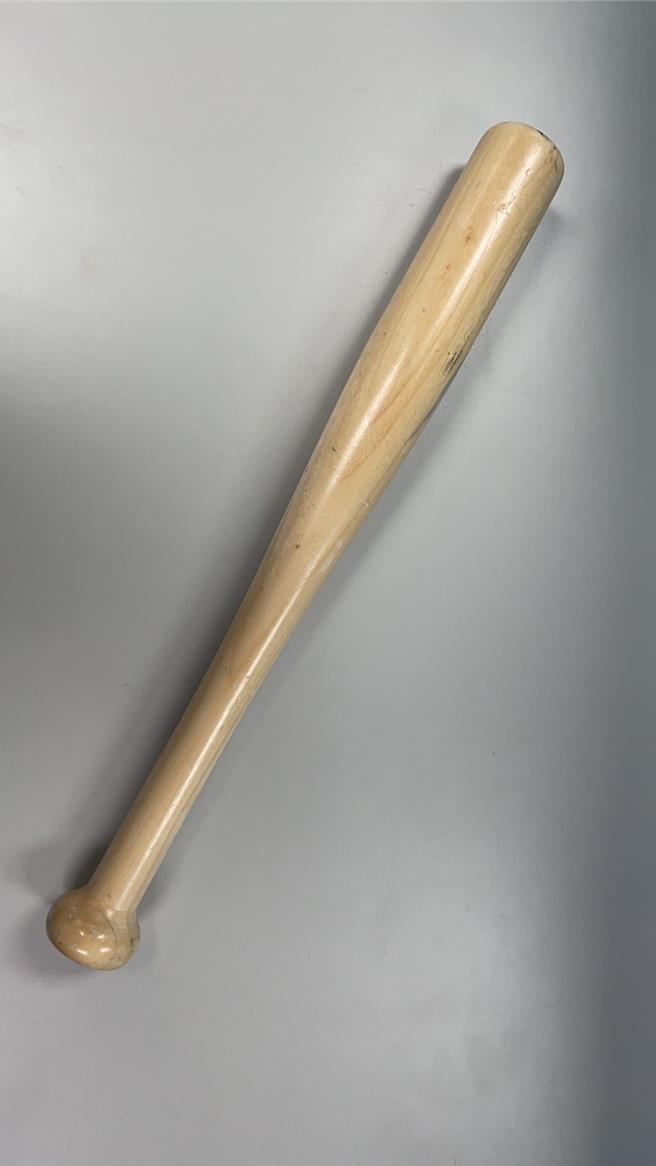 警方查扣龍嫌砸車用的球棒。（新北市新莊警分局提供／呂健豪新北傳真）