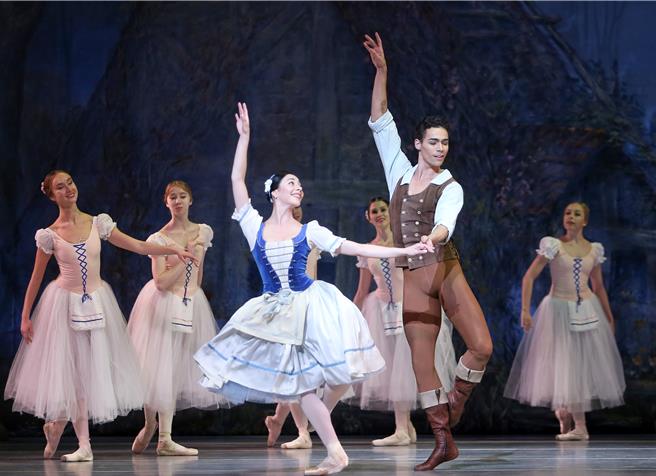 舞剧《吉赛儿》是浪漫芭蕾极致代表，自1841年在巴黎皇家歌剧院首演以来一直深受观眾喜爱，更在当代被誉为世界四大芭蕾舞剧之一。（赵双杰摄）