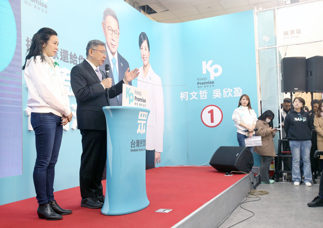 柯文哲(左2)及白营战狼派幕僚黄珊珊(右黑衣)、陈智菡(右白衣)被统神点名应该出来道歉。（中时资料照／范扬光摄）