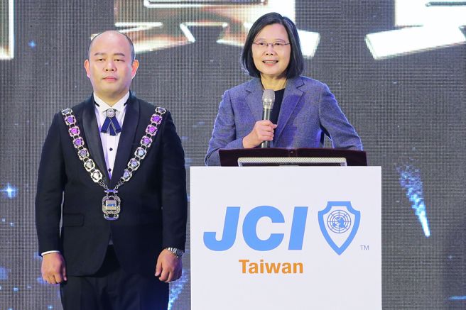 蔡英文总统（右）14日出席国际青商会中华民国总会第72届总会长暨理监事就职典礼。左为国际青商会总会长张建焜。（黄世麒摄）