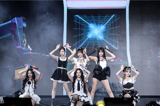 J（后排左起）、秀珉、YOON、ISA（前排左起）、莳恩、势银14日在台开演。（D-SHOW提供）