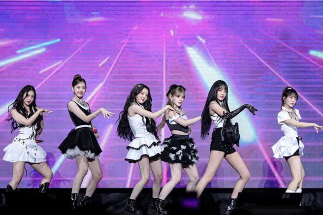 ISA（左起）、J、莳恩、势银、YOON、秀珉全场热力唱跳。（D-SHOW提供）