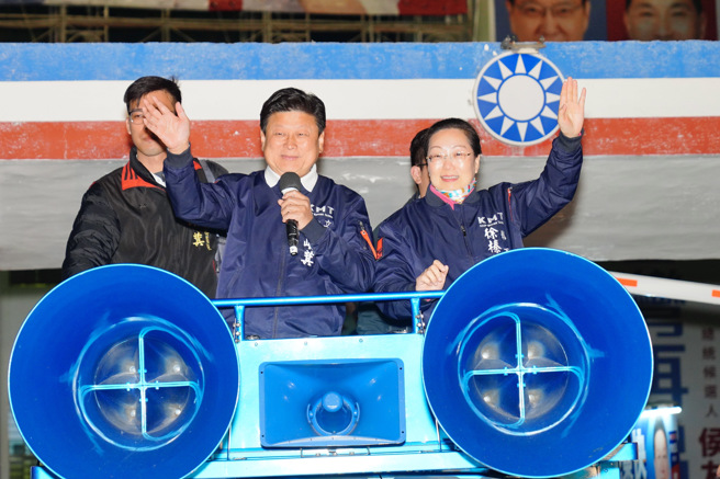 傅崐萁與縣長榛蔚，從最南區的富里鄉出發一路向北謝票到花蓮市，承諾進入立法院為花蓮持續爭取重大交通建設。(戴志揚翻攝)