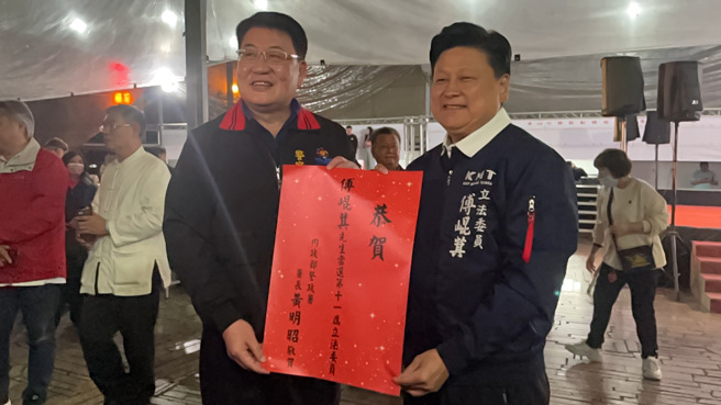 花蓮縣警察局長呂世明代表內政部警政署長黃明昭表達恭賀當選並致贈紅榜連任。(戴志揚翻攝)