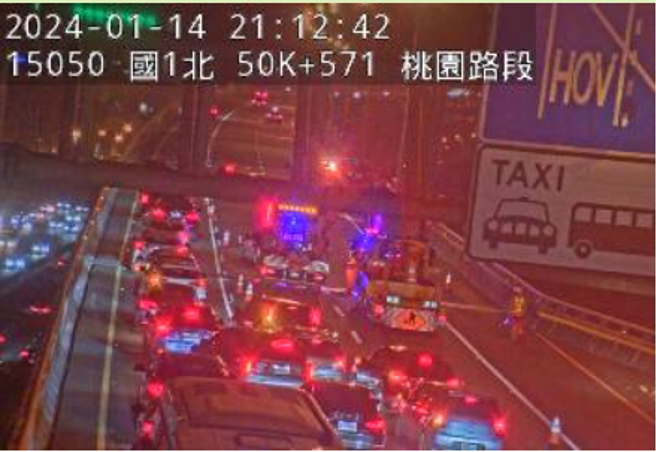 五杨高架北上50.8公里处发生车祸，只剩内线高乘载车道可以通行，车潮回堵近3公里。（翻摄国道1968）