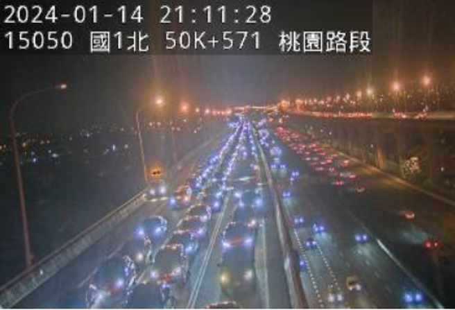 五杨高架北上50.8公里处发生车祸，只剩内线高乘载车道可以通行，车潮回堵近3公里。（翻摄国道1968）