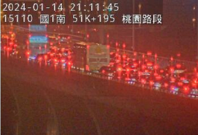五杨高架北上50.8公里处发生车祸，只剩内线高乘载车道可以通行，车潮回堵近3公里。（翻摄国道1968）