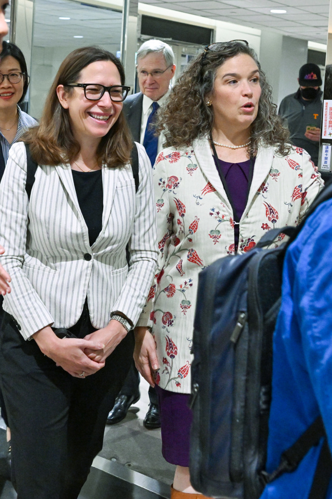 美国前国家安全顾问海德利（Stephen J. Hadley）（后排中）在美国在台协会（AIT）主席罗森伯格（Laura Rosenberger）（前排左）陪同下，搭乘联合航空班机于14日晚间8时29分抵达桃园国际机场，美国在台协会（AIT）台北办事处处长孙晓雅（前排右）前往接机。2人下机后并未发表谈话，在外交人员的引导协助下，经环宇商务中心通关后离去。（陈麒全摄）