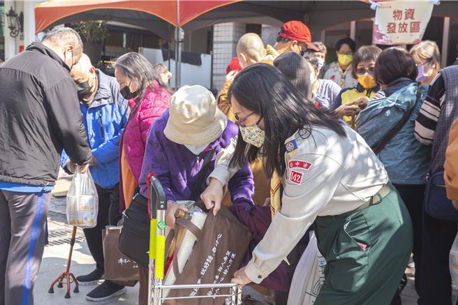 福田戶領取佛光山惠中寺致贈關懷金及生活物資過好年。（佛光山惠中寺提供）