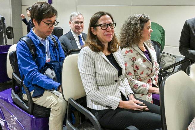 美国前国家安全顾问海德利（Stephen J. Hadley）（后排右）在美国在台协会（AIT）主席罗森伯格（Laura Rosenberger）（前排左）陪同下，搭乘联合航空班机于14日晚间8时29分抵达桃园国际机场，美国在台协会（AIT）台北办事处处长孙晓雅（前排右）前往接机。2人下机后并未发表谈话，在外交人员的引导协助下，经环宇商务中心通关后离去。（陈麒全摄）