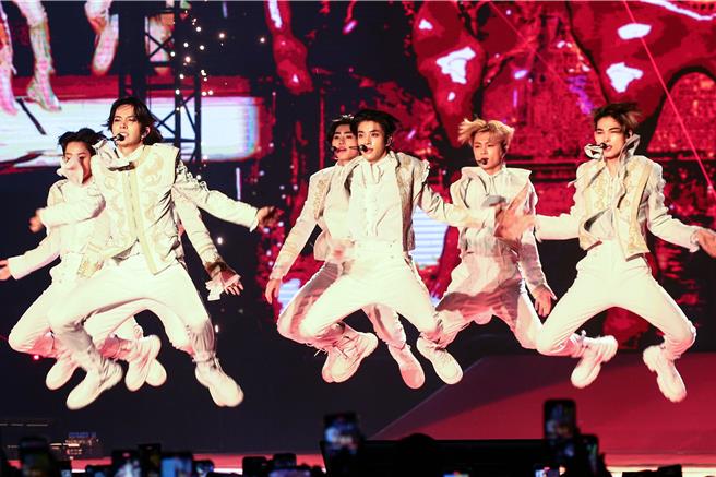 ENHYPEN展现超强舞蹈实力，连跳起来的高度都相当一致。（邓博仁摄）