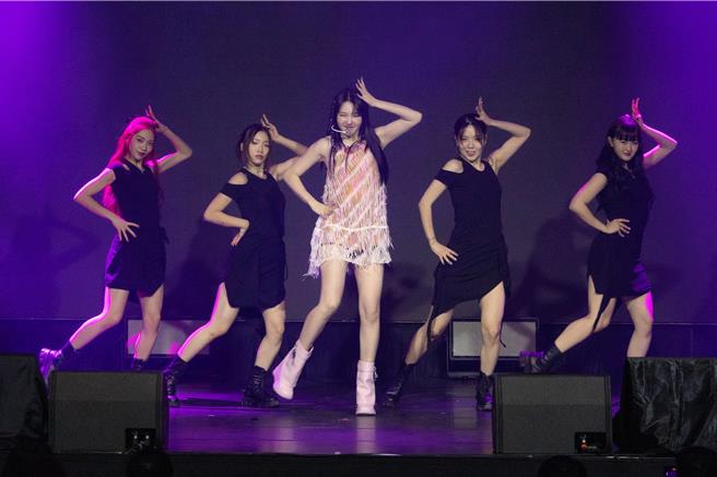 Yerin身穿MV〈Bambambam〉的短版洋装甜美登场。（ON INN ASIA提供）