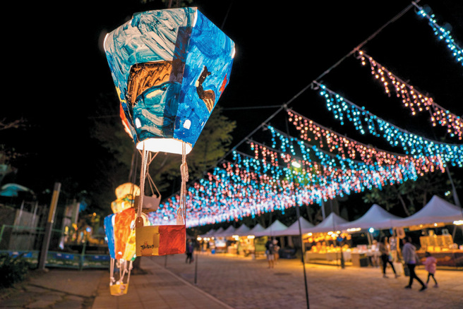 「冰晶雪世界」灯区为200公尺长的天幕灯饰，打造浪漫唯美氛围。（图／臺东县政府国际发展及计画处）