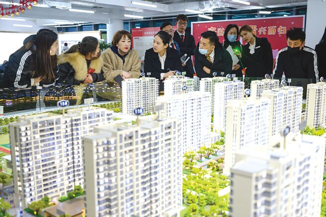 自2021年以來，大陸房地產開發行業已有逾50家房企出現債務違約情況，債券展期、重組已成為房企2024年初的首要任務。圖／中新社