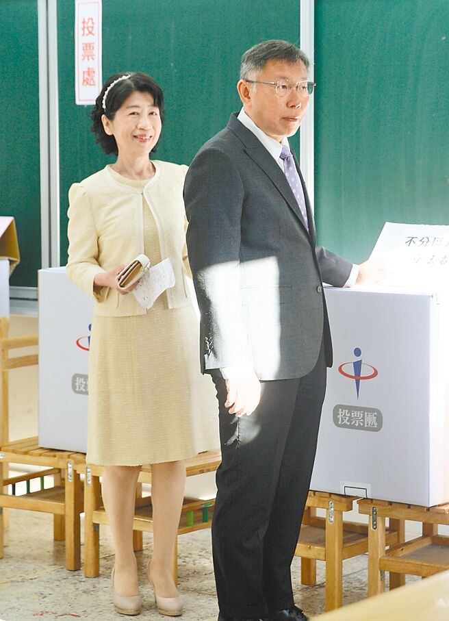 民眾黨主席柯文哲首次參選總統，就拿下369萬票，得票率逾26％，在各縣市都表現不俗，只是柯在北市當了8年市長，得票卻是墊底。圖為柯文哲（右）和妻子陳佩琪（左）13日前往投票。（張鎧乙攝）