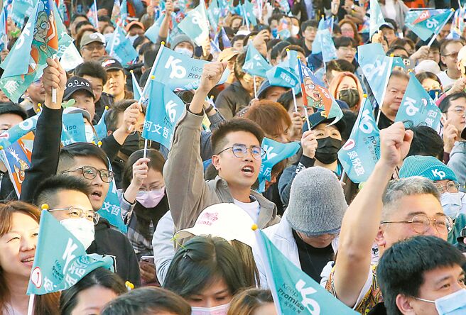 民眾黨總統候選人柯文哲踏入政壇10年，首次選舉失利，雖暫時失去舞台，但預料柯文哲仍會扮演主炮手針砭時事。圖為柯文哲支持者13日關心開票情形。（趙雙傑攝）
