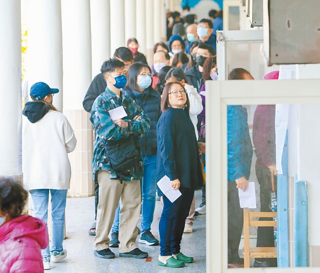 2024總統、立委選舉13日投票，許多民眾趁著好天氣，一大早就到投票所外面排隊，準備投票。（陳麒全攝）