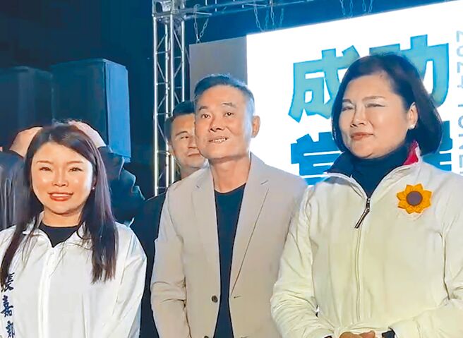 国民党立委候选人丁学忠（前中），在云林县长张丽善（前右）陪同下宣布当选。（民眾提供／张朝欣云林传真）