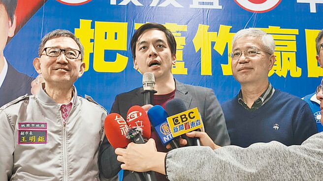 桃园一选区立委候选人牛煦庭（中）击败现任立委郑运鹏，他务实选战，有效打出市场区隔，陆空战并重，是胜选关键。（赖佑维摄）