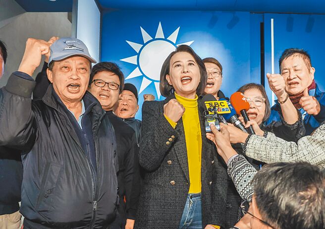 國民黨台北市三選區（中山、北松山）立委候選人王鴻薇（中）順利連任，王鴻薇感謝選民給她機會服務大家，自己也會繼續努力為選民打拚。（粘耿豪攝）