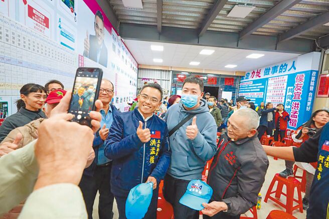 國民黨洪孟楷（右三）在新北立委一選區取得連任，更以近16萬票拿下本屆立委選戰全國最高票。（洪孟楷競選總部提供／呂健豪新北傳真）