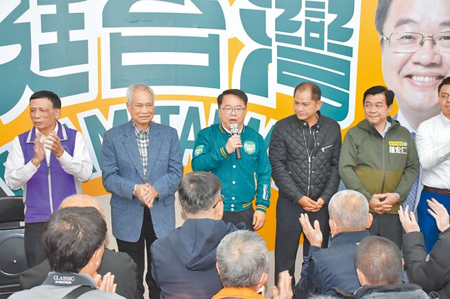 新北市立委四選區由民進黨現任立委吳秉叡（左三）於13日晚間7時許自行宣布當選。（吳秉叡競選辦公室提供／呂健豪新北傳真）