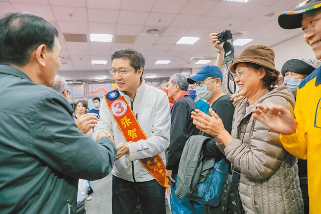 國民黨新科立委張智倫（左二）參選以來，始終保持自己的節奏，不論風雨站街頭、掃街問候民眾，關懷地方弱勢、推廣體育活動，堅持打一場乾淨選戰，不跟隨對手起舞、不打口水戰，端出滿滿政見牛肉，回饋選民。（張智倫競選總部提供／高鈞麟新北傳真）