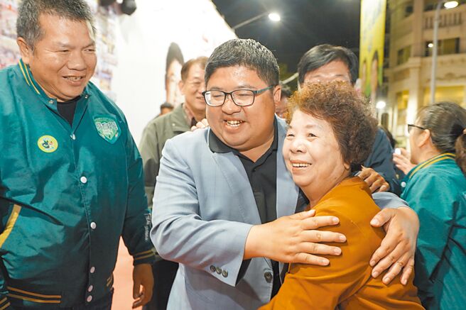 争取连任的民进党籍立委蔡易余13日顺利当选，完成3连霸，他在宣布胜选后与乡亲热情拥抱。（蔡易余竞选团队提供／吕妍庭嘉义传真）