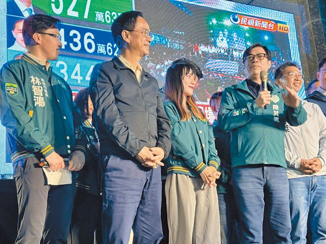 民進黨在高雄的總統票數拿下80萬票，高雄市長陳其邁（前右二）13日晚間出面答謝支持者。（民眾提供／柯宗緯高雄傳真）