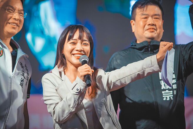 民进党高雄市第六选区立委候选人黄捷13日晚间7点宣布胜选，当场激动落泪。（袁庭尧摄）