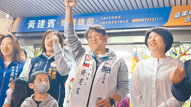 台東區域立委由國民黨黃建賓（右二）當選，黃建賓感謝台東縣長饒慶鈴（右一）。（蔡旻妤攝）