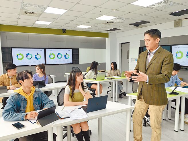 少子化问题严峻，衝击我国高教版图，尤其对私校领域造成非常大的挑战。图为元智大学日籍教师中泽一亮（右）上课情景。（元智大学提供／李侑珊台北传真）