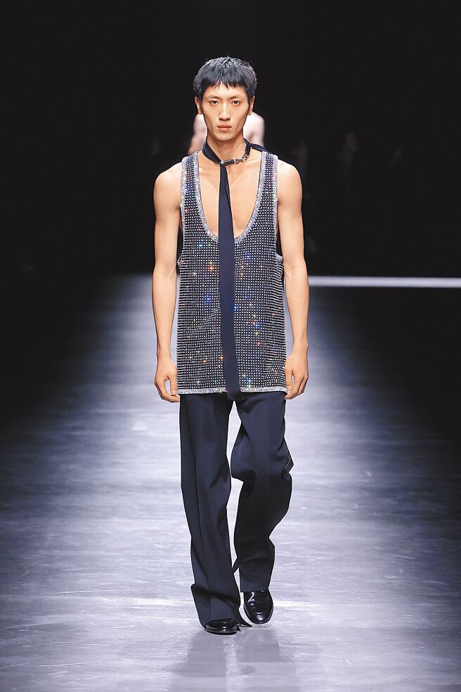 GUCCI 2024秋冬男裝系列鏡射2024春夏女裝系列。（GUCCI提供）