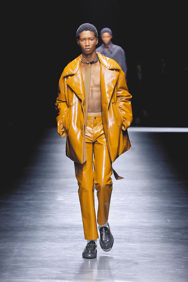 類似choker、項鍊又綴有長絲巾的配飾，取代傳統領帶更顯性感。（GUCCI提供）