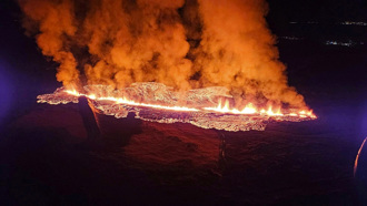 影》冰島火山爆發撕出2裂縫！岩漿破防禦圍牆 燒毀房舍