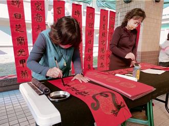 喜迎金龍年 南投醫院藝廊展「龍」書畫展還送春聯