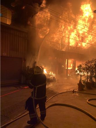 南投埔里鐵皮屋大火 8旬翁腿軟僅穿內褲跌坐屋內被救出