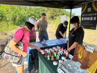 不只会画画还有爱心 竹山高中美术班义卖作品助浪浪找一个家