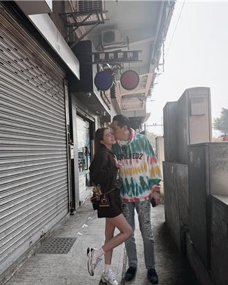 才爆婚訊！歐陽妮妮街邊「被熟男親臉頰」 超甜畫面外流