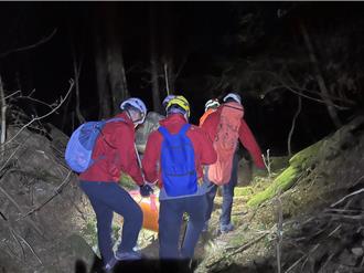 登山客滑落40米邊坡 救援隊伍徹夜抬擔架翻山越嶺
