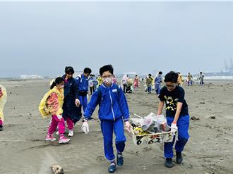 淡水歲末大掃除 鄧公國小師生攜手淨灘